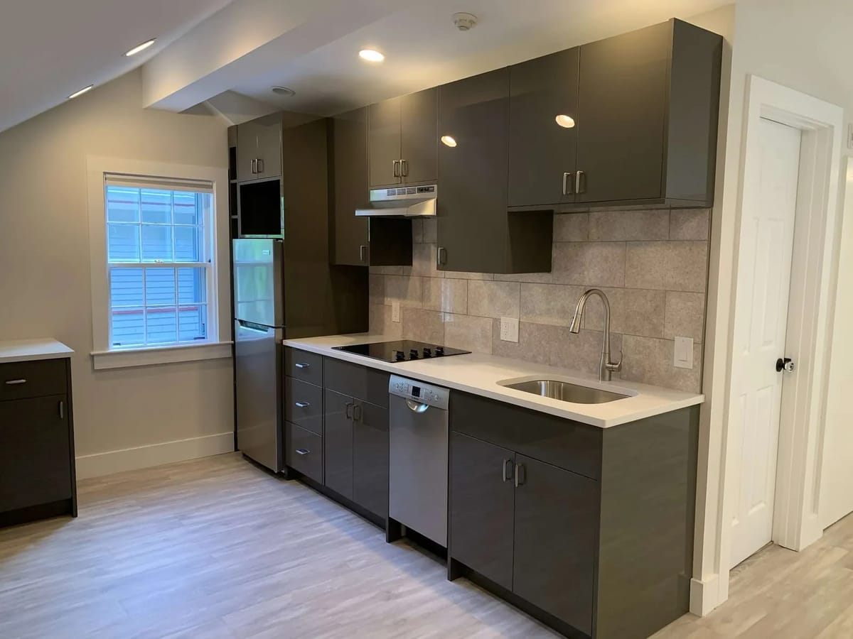 Kitchen remodel: compact kitchen in an apartment conversion
